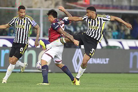 Santiago Castro and Bremer fights for the ball